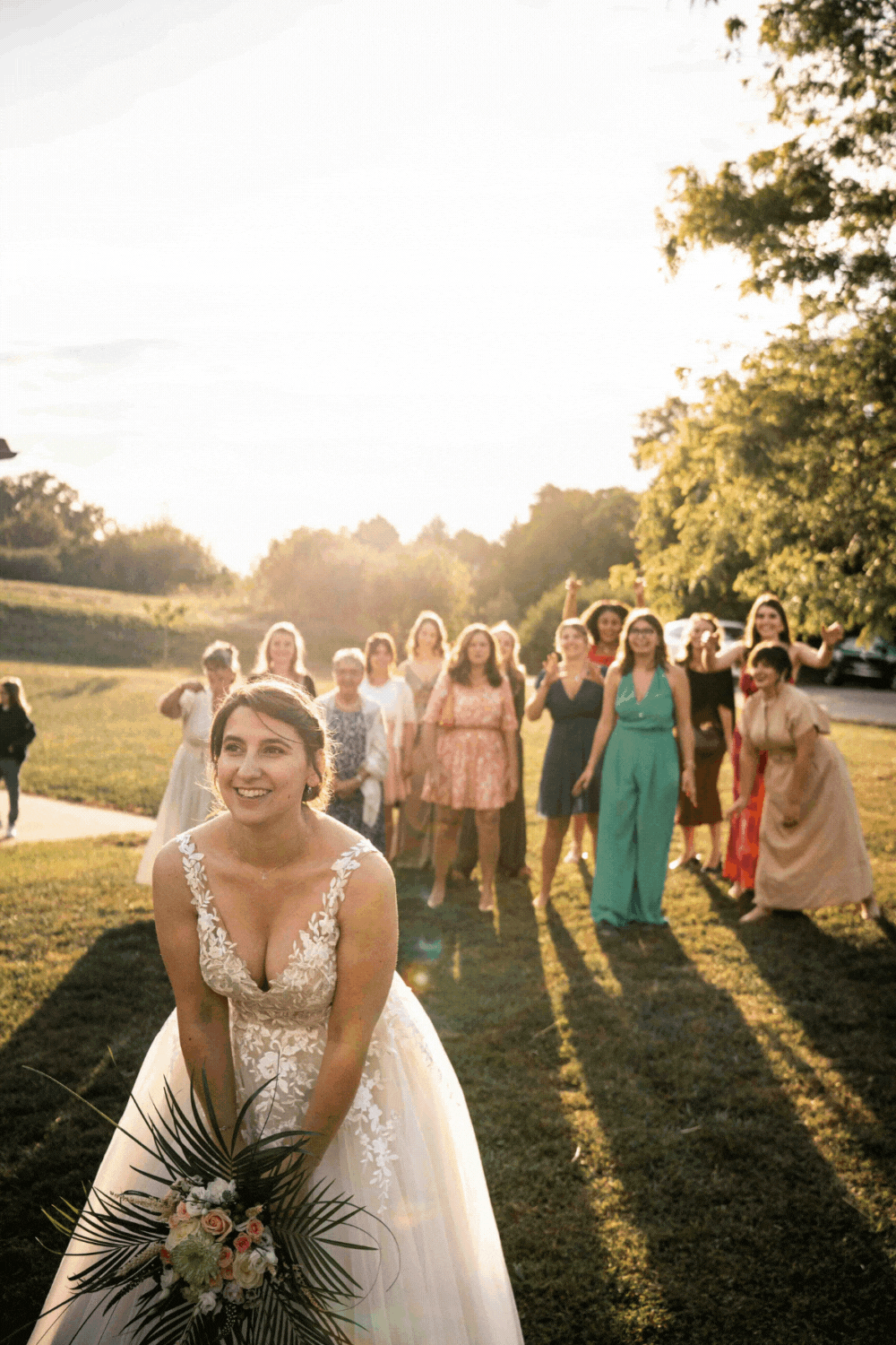 photo mariage lancé de bouquet