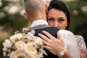 megane perrin photographe mariage détail regard de la mariée et du bouquet
