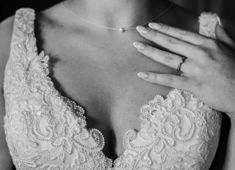 photo préparatif de la mariée détails bijourx
