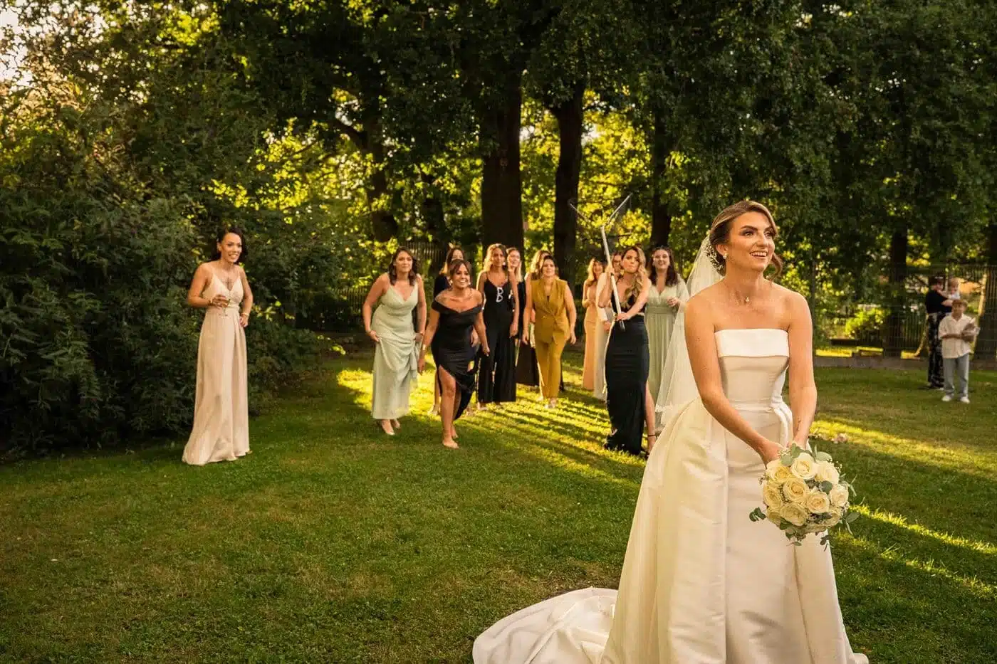 Accueil Mariée et invités dans un jardin ensoleillé lors d'un mariage en Alsace