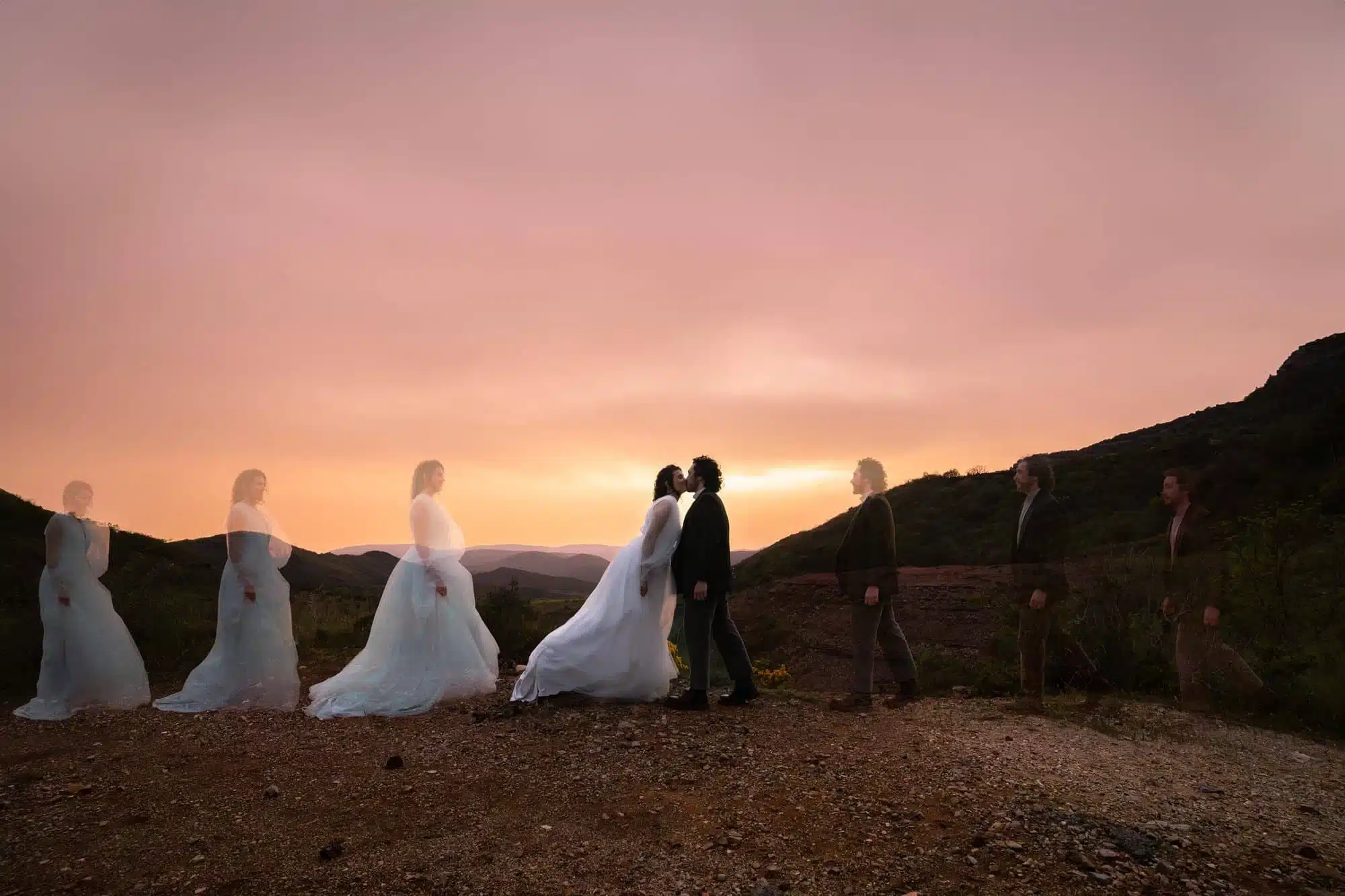 Accueil Silhouettes de mariés et de leurs témoins au coucher du soleil sur une colline