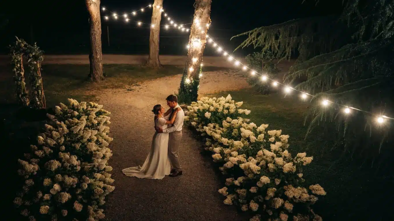 Accueil Mariés sous des guirlandes lumineuses le soir, mariage en Moselle