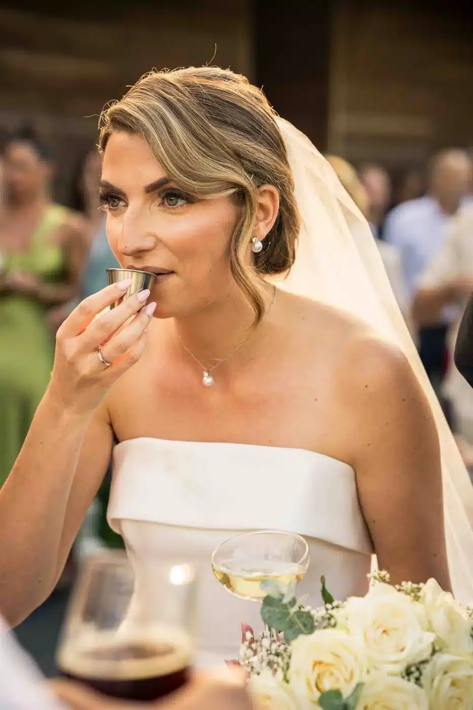 Accueil Mariée qui éclate de rire pendant le cocktail