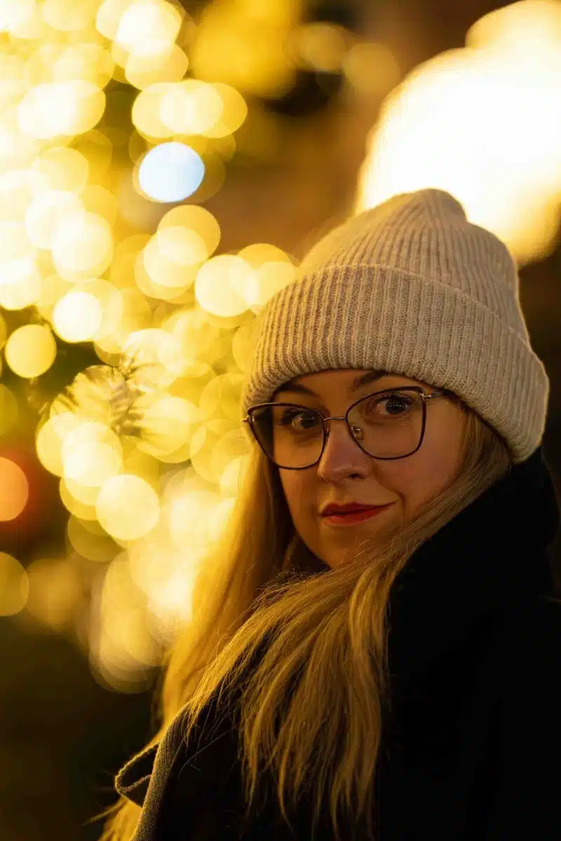 Cours photo Portrait de nuit devant des lumières de Noël en bokeh