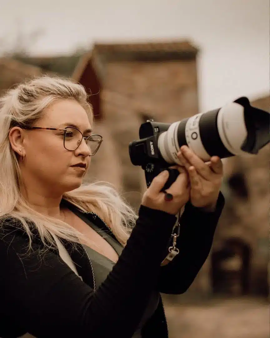 Accueil Mégane Perrin, photographe de mariage en Alsace-Moselle, appareil photo à la main