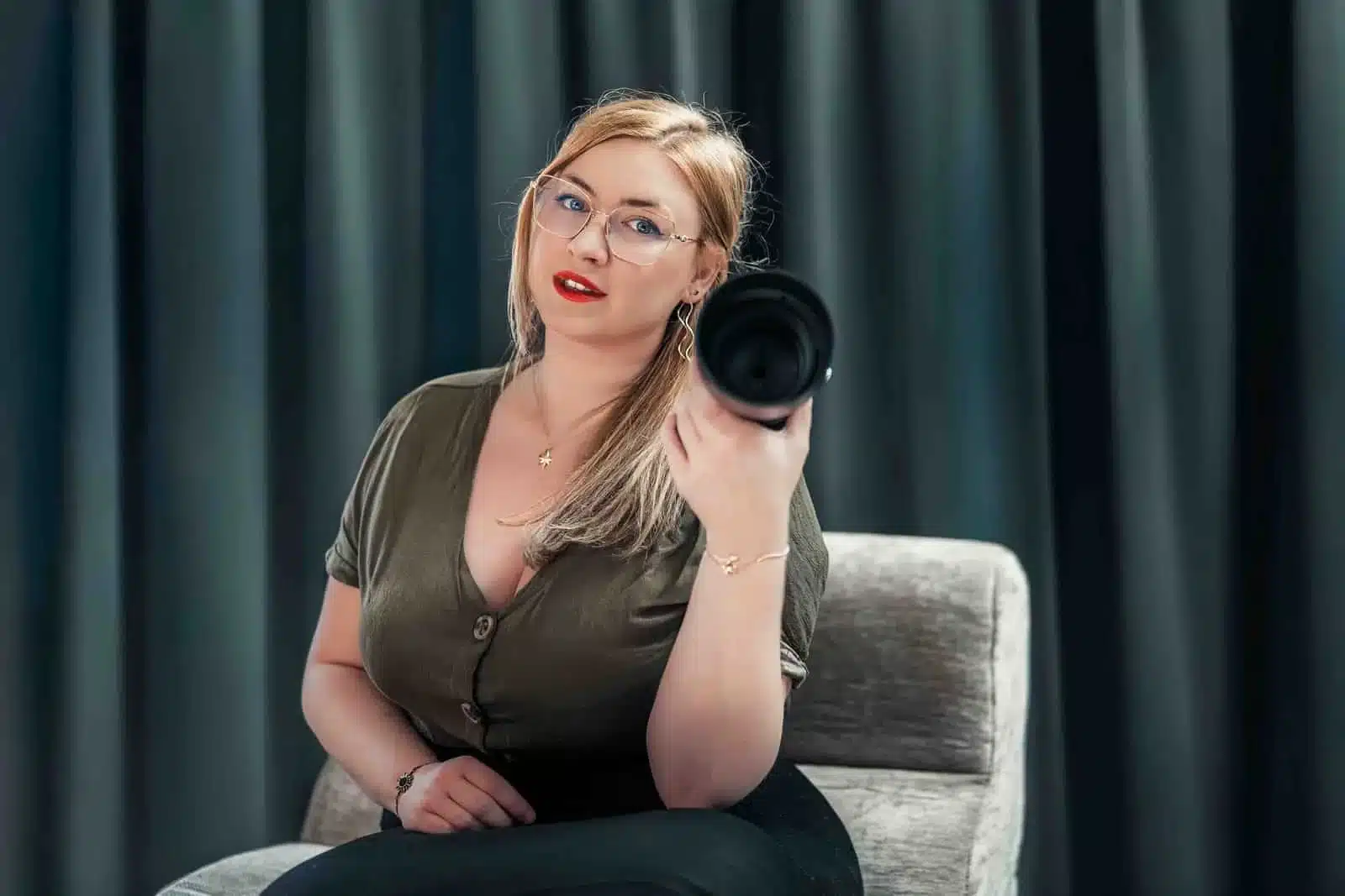 Cours photo Mégane Perrin, photographe, tenant son objectif