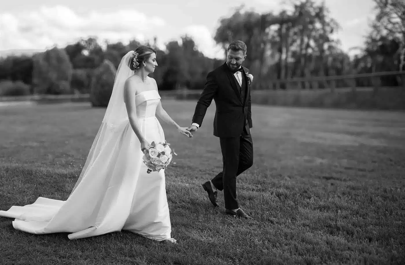 Accueil Mariés marchant dans un parc, photographie de mariage en noir et blanc