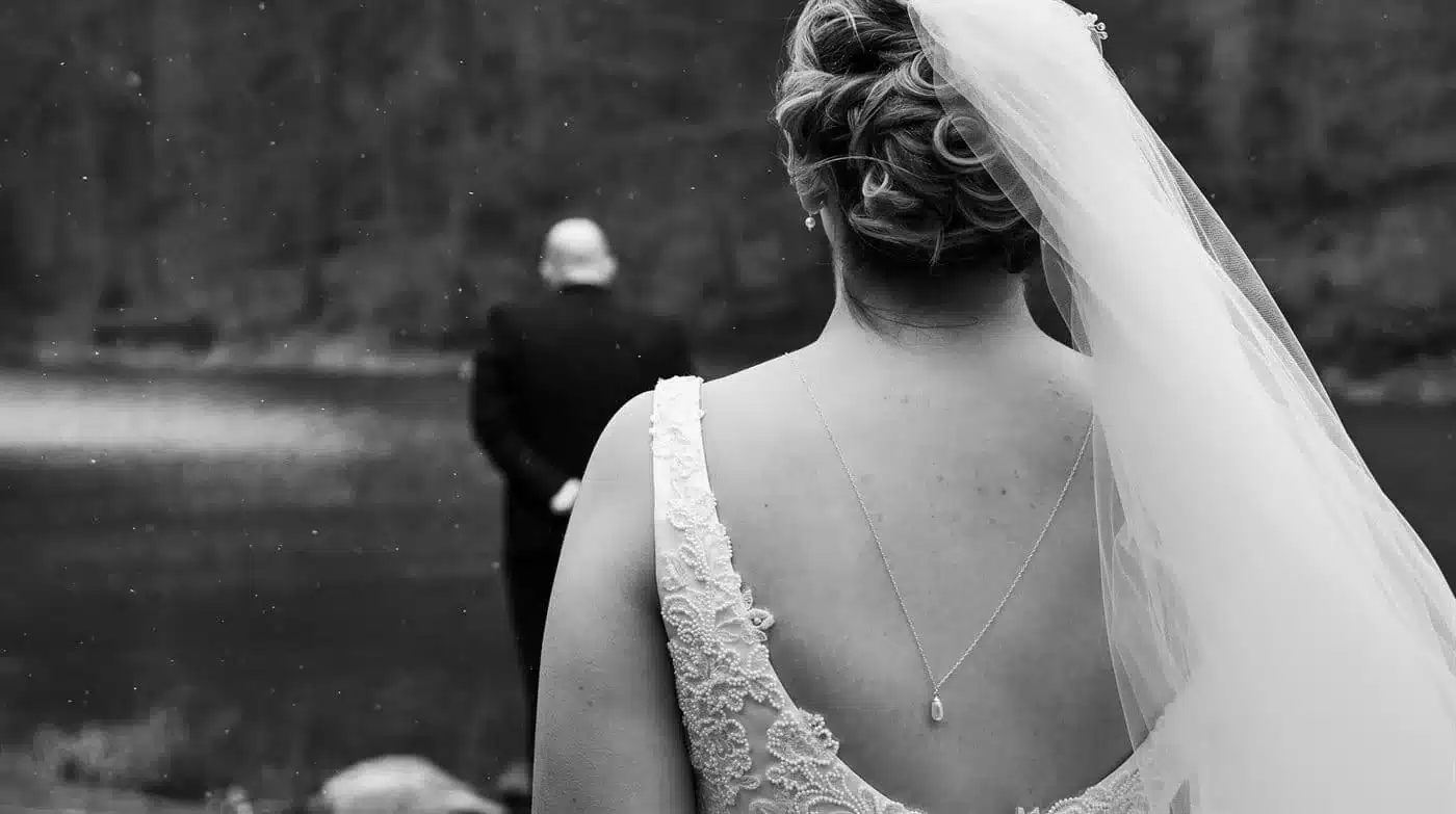 Accueil Premier regard entre les mariés près de Metz, la mariée de dos en noir et blanc