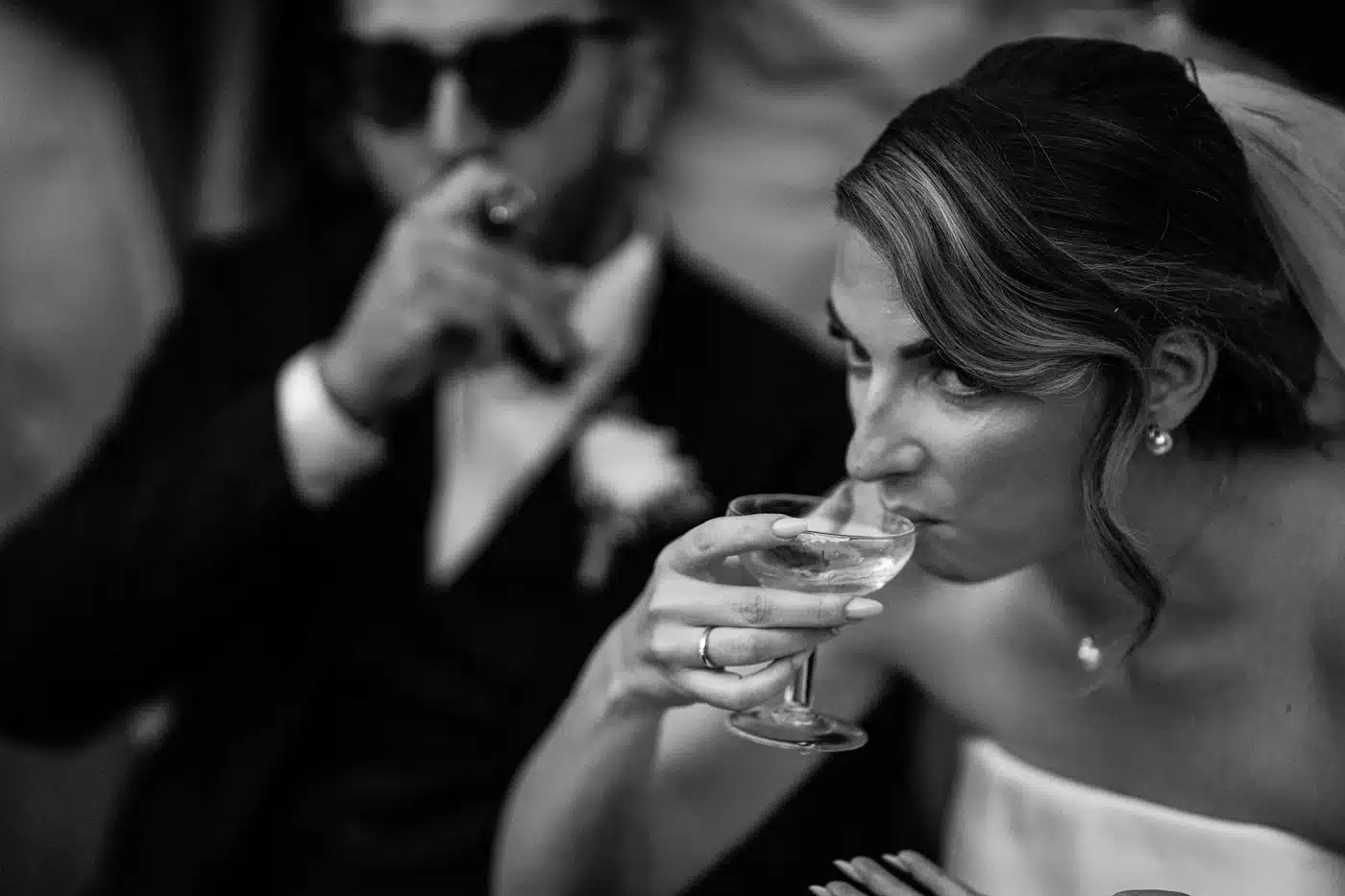 Accueil Mariée émue pendant un discours, reportage en noir et blanc